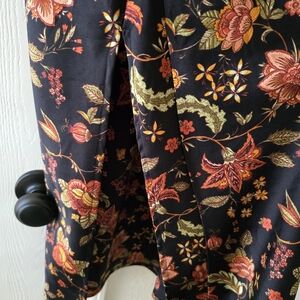 Satin Midi Dress with an opening in the eg